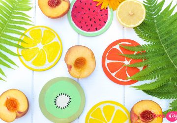 Zwykłe korkowe podkładki są dość nudne i nijakie. Kiedyś korek był w modzie, ale jego czasy już minęły. Jednak funkcje korka nadal są wykorzystywane, bo nic tak pięknie nie izoluje przed ciepłem i ciężarem jak korek. Jednak ja wolę korkowi dodać trochę koloru i często maluję go na kolory, bo ten jasny brąz mi kompletnie nie odpowiada. Pomyślałam sobie, że na lato warto podkładki pod szklanki przemalować na owoce i nadać im apetycznej soczystości. Co Wy na to? Jak zrobić owocowe podkładki korkowe? Na pewno potrzebujemy do tego podkładek korkowych, farb akrylowych i pędzelków o różnej grubości. Na filmie pokazuję jak wymalować sobie owocowe podkładki korkowe. Już nawet nie widać, że podkładki były korkowe i o to mi właśnie chodziło. Teraz to są już soczyste owoce. Mam kiwi, arbuza, pomarańczę i cytrynę, a mój biały stół na tarasie jest nimi pięknie udekorowany. A Wy jakie owoce sobie zmalujecie na to lato?